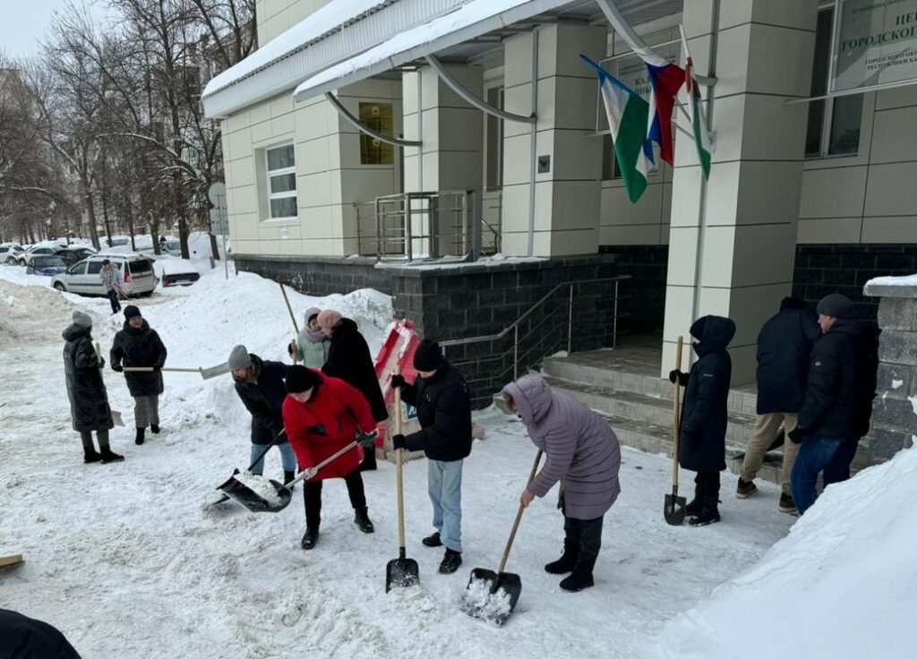 Сотрудники Контрольно-счётной палаты Уфы приняли участие в уборке снега