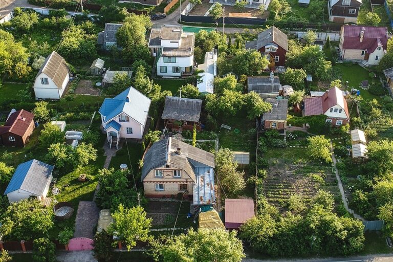 В РФ с 1 сентября запретили продавать дома отдельно от садовых участков